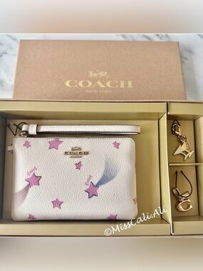 NWT COACH Boxed Corner Zip Wristlet Bag With Disco Star Print Set